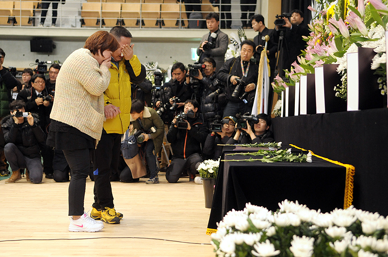 “지켜주지 못해 미안해” 눈물바다 된 부산외대 합동영결식 - 민중의소리